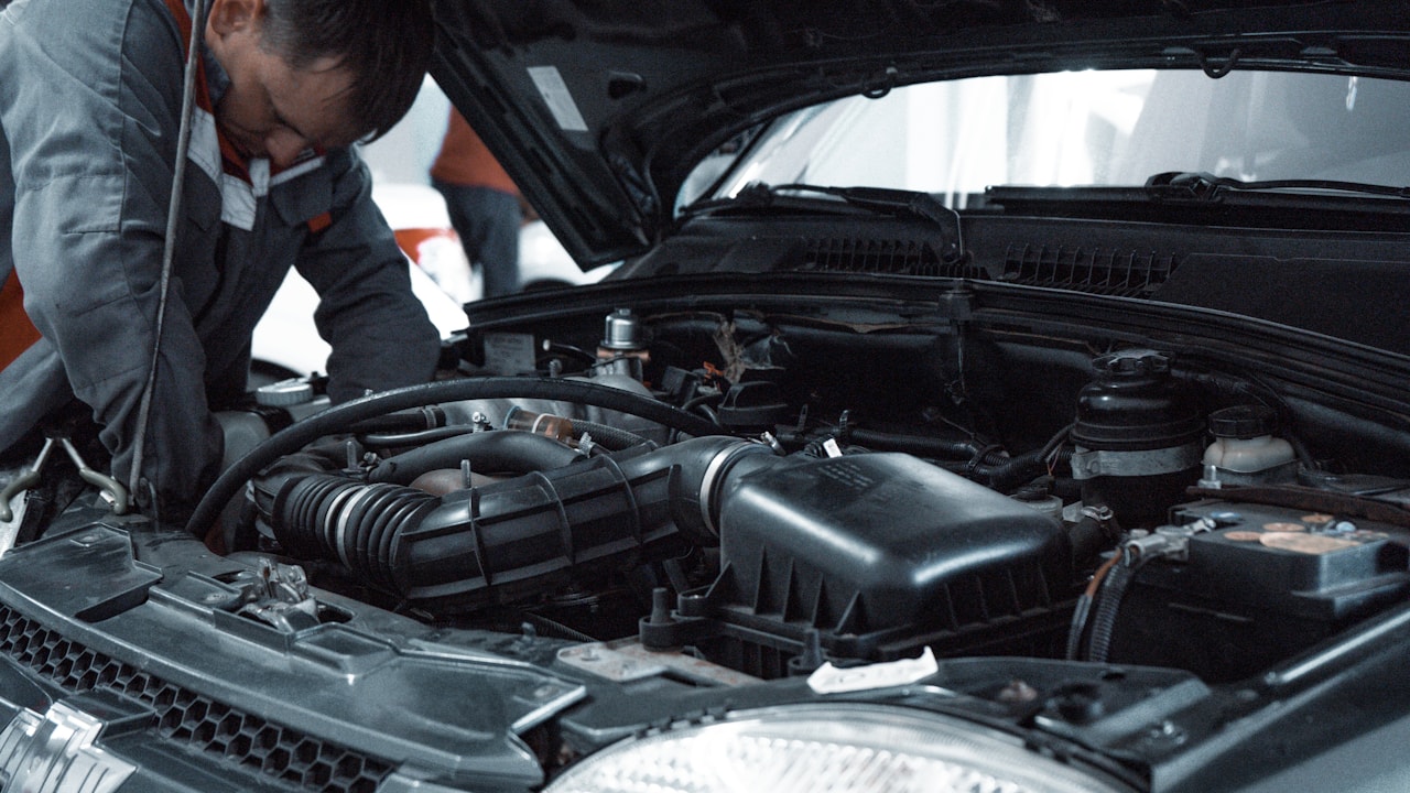 Mechanik przy pracy w Auto Centrum Michał Pacek